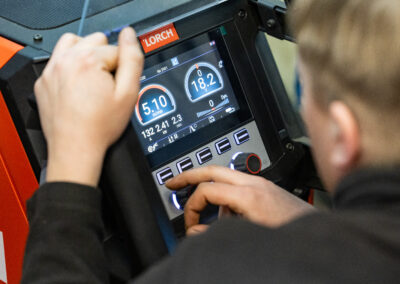 Arbeit an der Maschine.